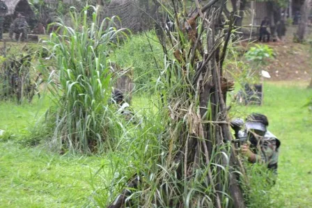 Peserta bersiap di bunker arena paintball Puncak