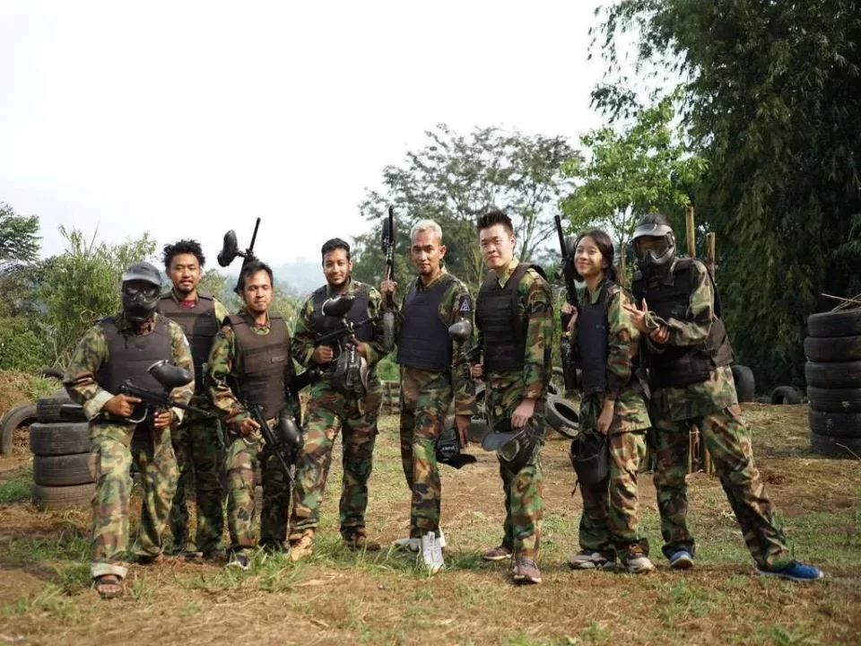 Peserta bermain paintball di arena hutan Puncak Bogor