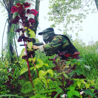 Tempat Paintball Puncak Bogor adalah destinasi ideal bagi Anda yang mencari petualangan seru dan aktivitas team building yang efektif. Terletak di kawasan Puncak yang sejuk dan asri, tempat ini menawarkan pengalaman bermain paintball yang tak hanya memacu adrenalin, tetapi juga menyajikan keindahan alam pegunungan yang menyejukkan mata.